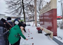 Возложение цветов к памятнику железнодорожников, погибших в ночь с 19 на 20 июля 1944 года